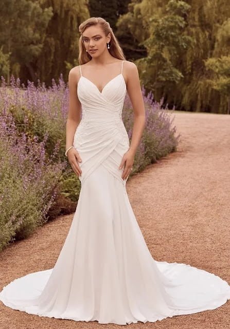 DRAPELİ TASARIMA SAHİP SADE GELİNLİK MODELİ