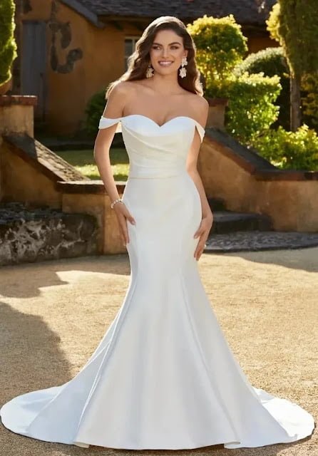 OMUZLARI AÇIK SADE GELİNLİK MODELİ