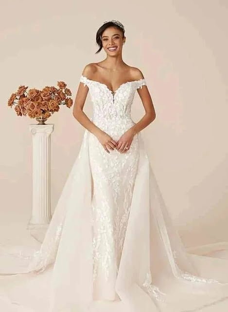 UZATMA TASARIMLI SADE GELİNLİK MODELİ