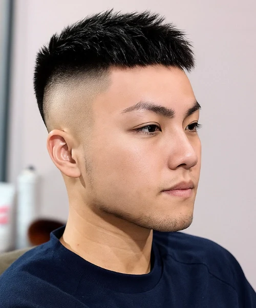 Klasik crew cut, üst kısmın kısa ve düzenli bırakıldığı, yanların ise daha kısa kesildiği zamansız bir erkek saç modelidir.