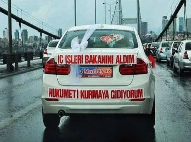 Minimalist tasarımlı gelin arabası için yazılar resmi