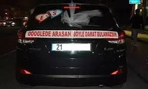 Bekarlık ve demokrasi vurgulu gelin arabası arkası yazıları