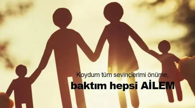 Aile silüeti ve “baktım hepsi ailem” yazılı, gün batımında el ele tutuşan anne baba ve çocuklar görseli