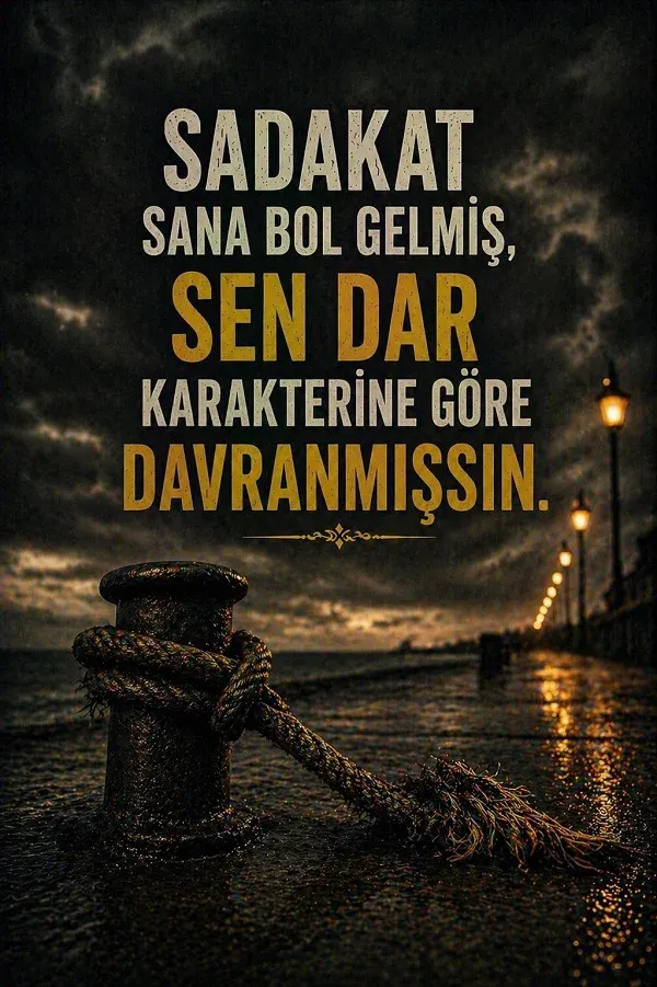 Deniz kıyısında halatlı direk ve sadakatle ilgili sert söz bulunan dikey görsel.