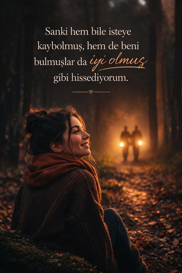 Ormanda oturan gülümseyen kadın ve uzakta ışıklar taşıyan iki kişi ile kaybolmak üzerine anlamlı söz görseli.