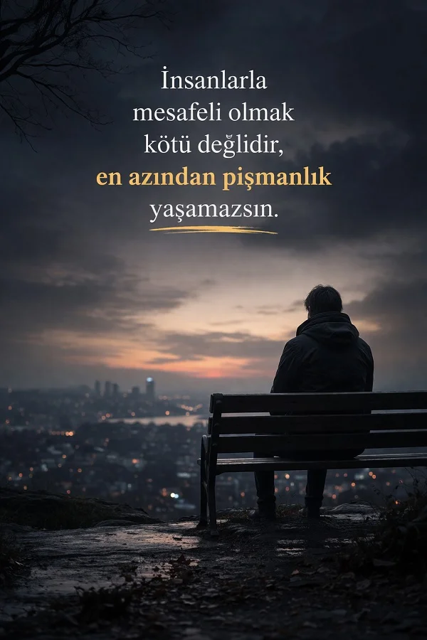 Bankta oturup şehir manzarasına bakan yalnız kişi ve insanlarla mesafeli olmak üzerine anlamlı söz görseli.