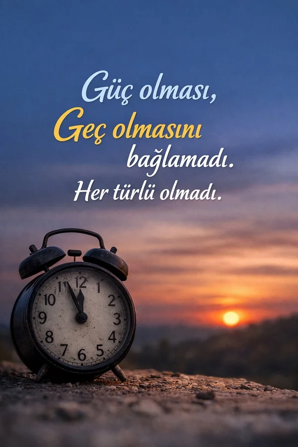 Gün batımında eski saat ve geç kalınmış duyguları anlatan anlamlı kısa söz görseli.