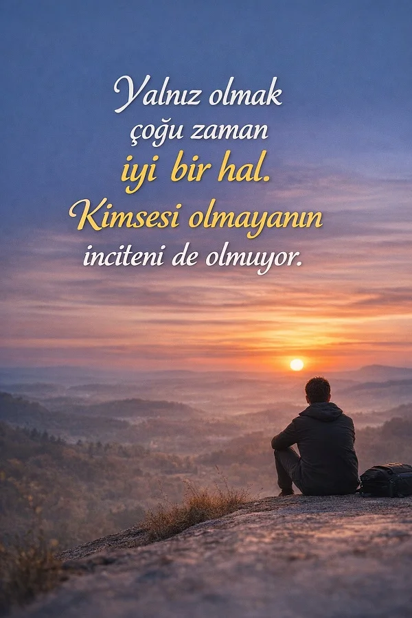 Gün doğumunda kayalıkta oturan yalnız adam ve yalnız olmak üzerine anlamlı kısa söz görseli.
