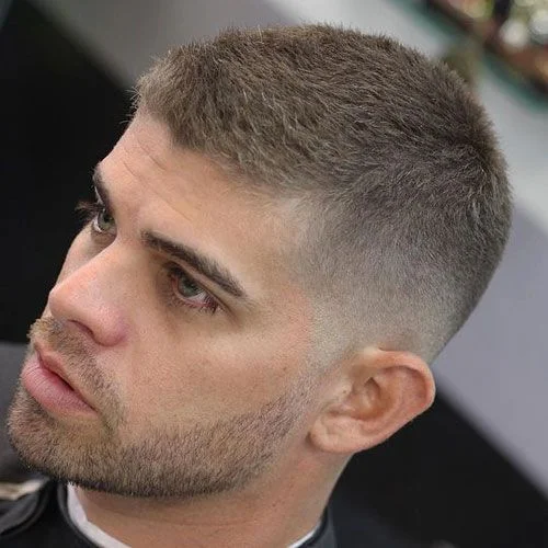 Klasik buzz cut saç modeline sahip erkeğin önden görünümü
