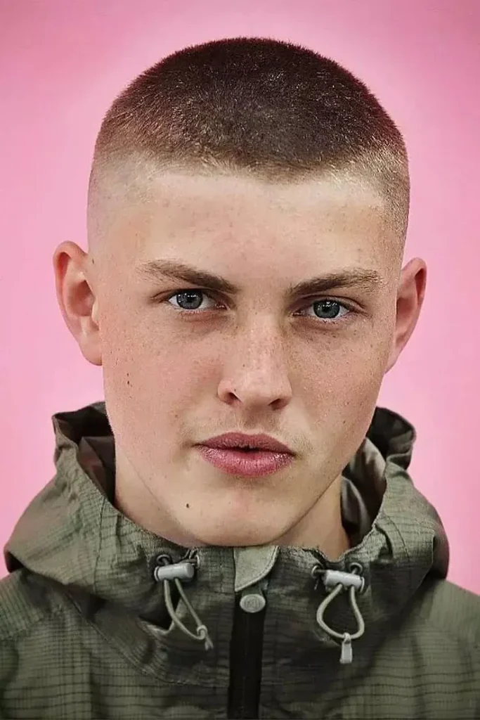 Askeri tarz çok kısa buzz cut saç modeli
