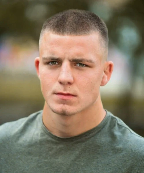 Açık tenli erkekte buzz cut saç modeli