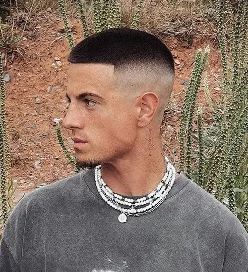Buzz cut saç modelinin yan profilden görünümü