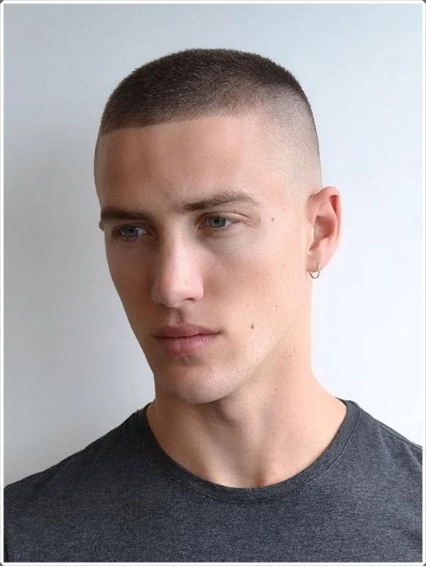 Spor giyimli erkekte buzz cut saç modeli