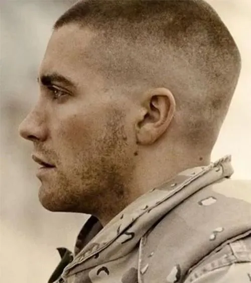 Yakın çekimde buzz cut saç modeli ve kısa saç dokusu