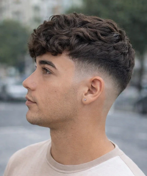 düşük fade saç kesimi erkek doğal geçişli modern saç modeli