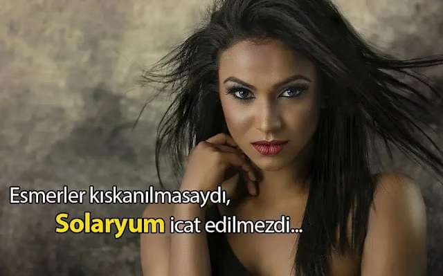 Esmerler kıskanılmasaydı solaryum icat edilmezdi yazılı esmer kadın görseli.