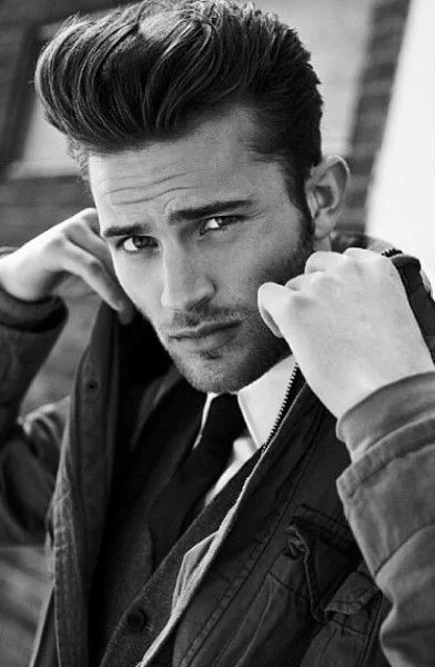 klasik pompadour saç modeli erkek hacimli ve geriye taranan stil