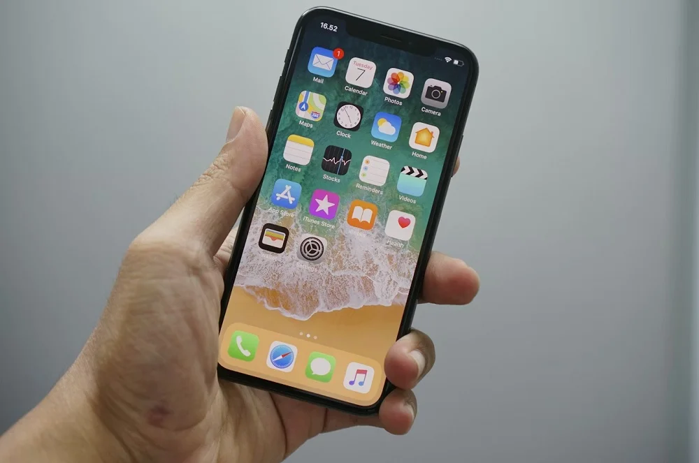 Apple iPhone fiyat analizi için akıllı telefon görseli