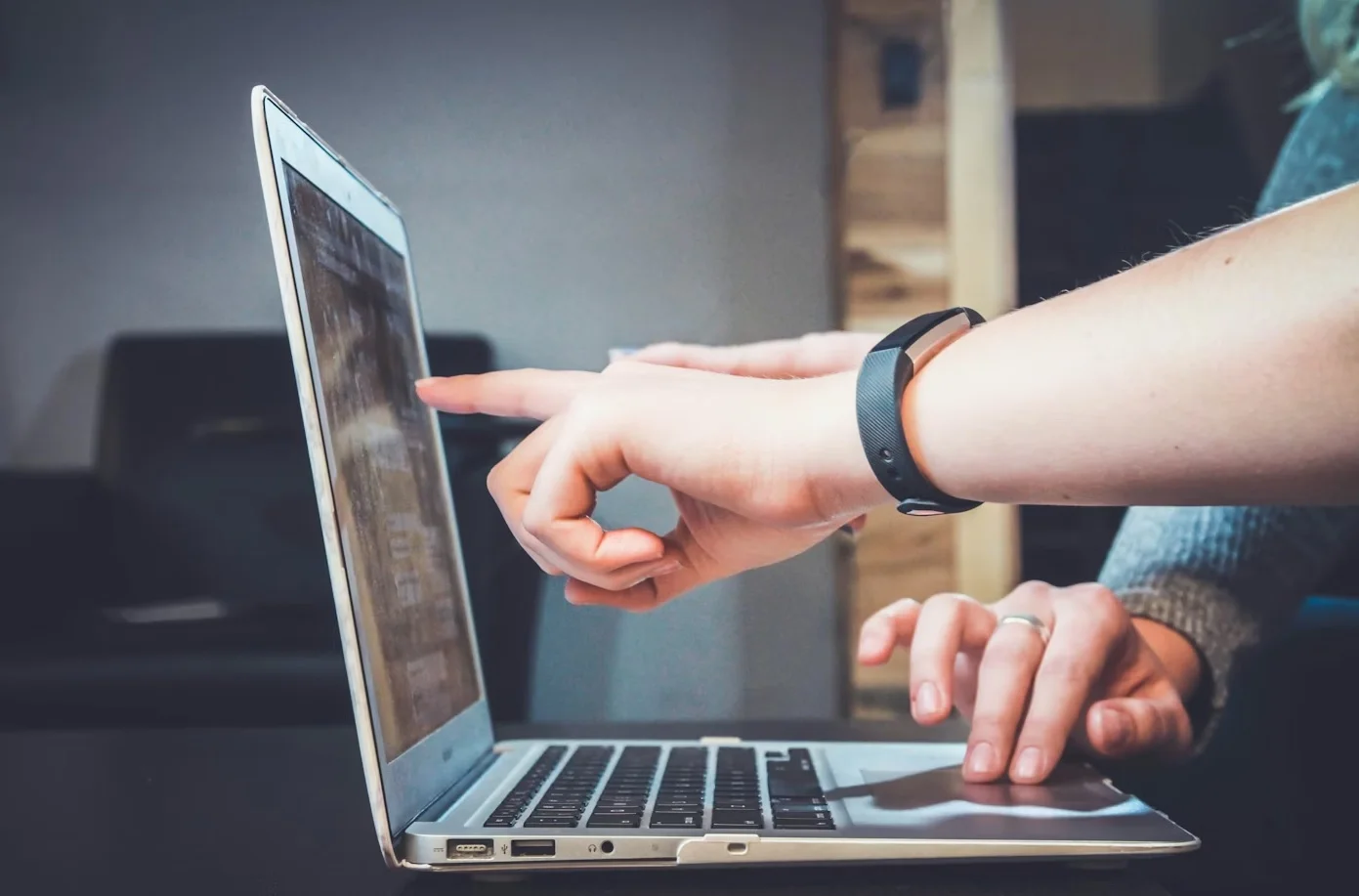 Online alışveriş ve teknoloji mağazası konsepti