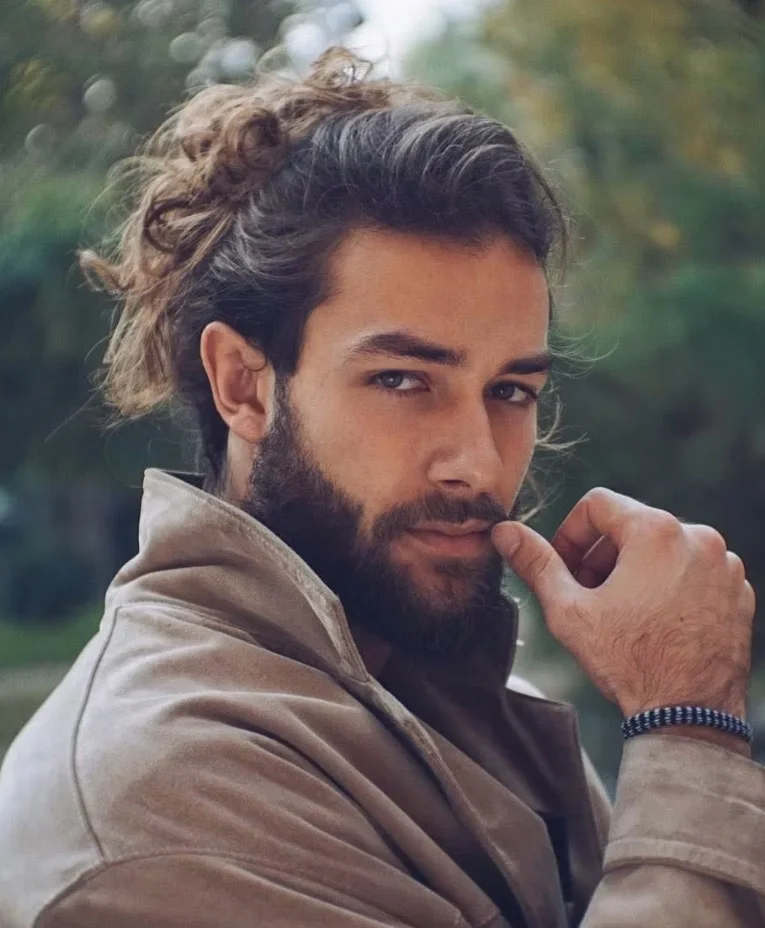 klasik man bun saç modeli erkek topuz doğal görünüm