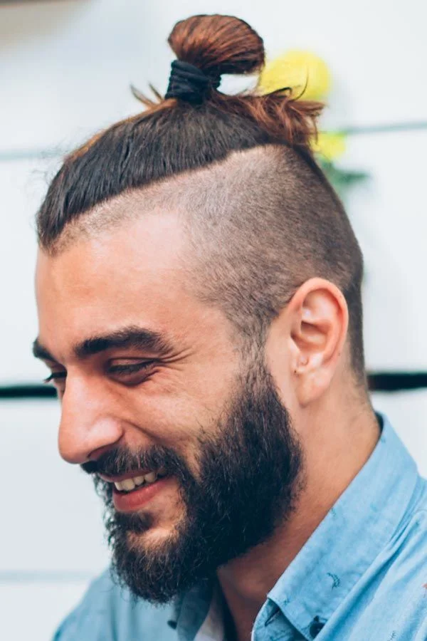 undercut man bun saç modeli erkek modern topuz kesimi