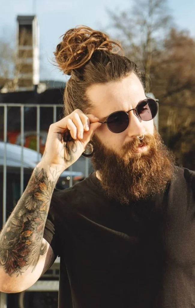 sakallı man bun saç modeli erkek uzun saç topuz stil