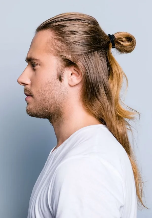 düşük man bun saç modeli erkek ense topuzu doğal stil