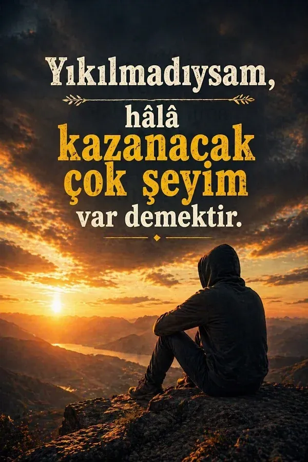 Gün batımında kayalık tepede oturan kişi ve yıkılmadıysam hâlâ kazanacak çok şeyim var demektir yazısı.