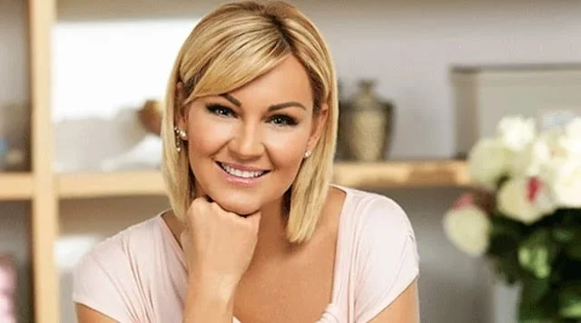 Pınar Altuğ kısa bob katlı saç modeli
