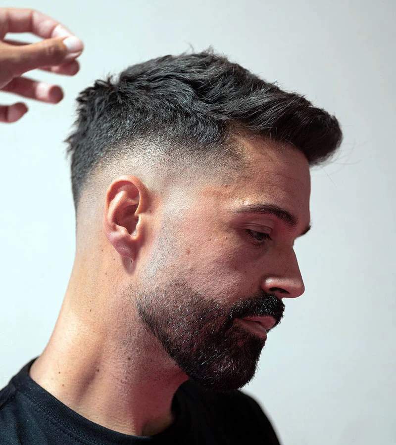 sakallı quiff saç modeli erkek modern karizmatik stil