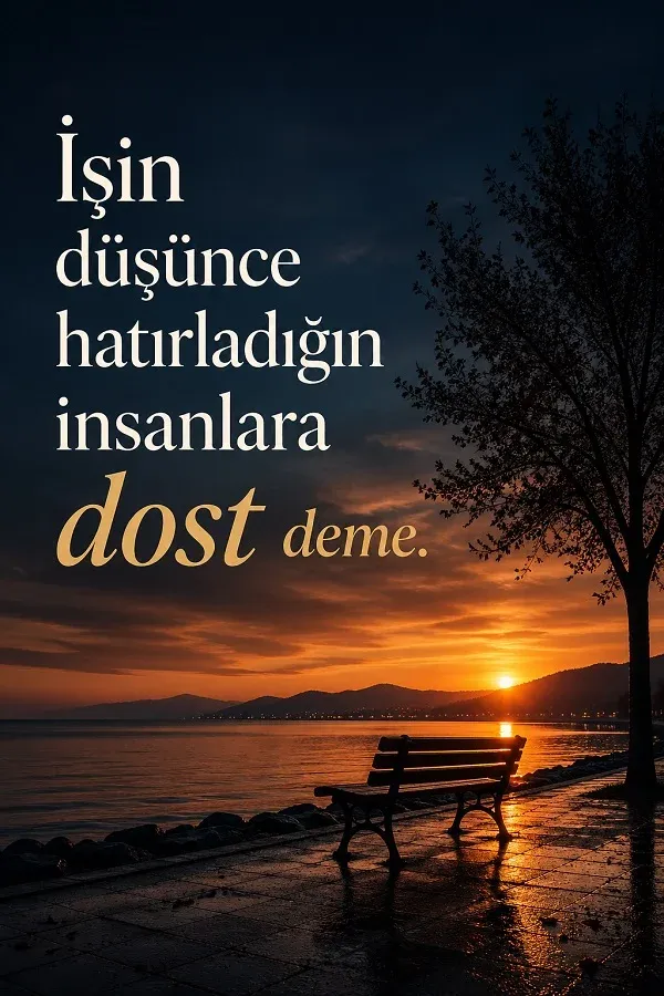 Sahil yolunda bank ve dostlukla ilgili anlamlı söz bulunan dikey görsel.