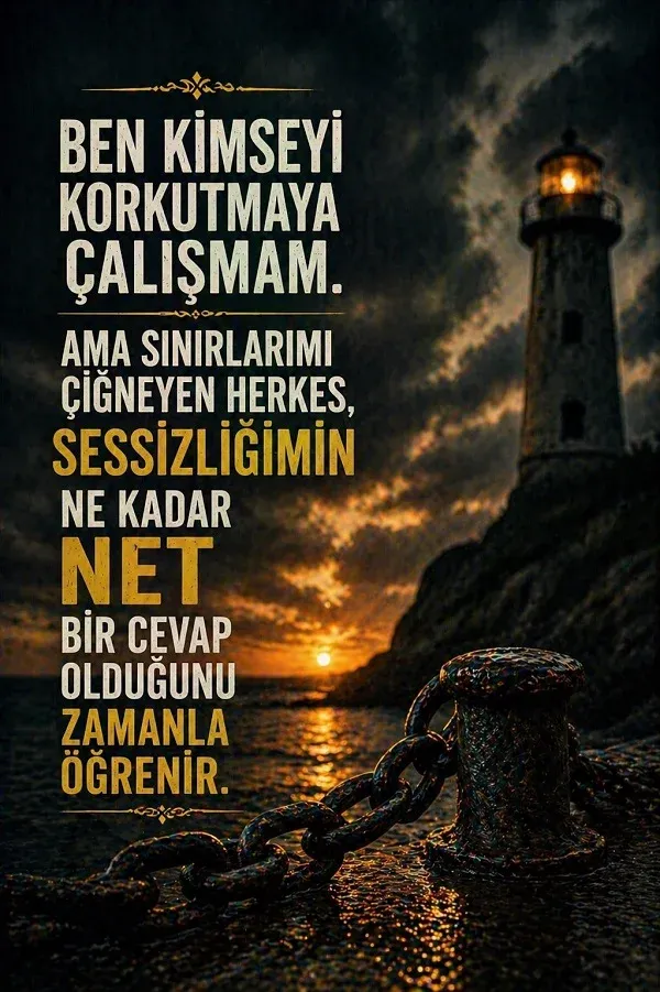 Deniz kenarında zincirli direk ve sessizlikle ilgili sert söz bulunan dikey görsel.
