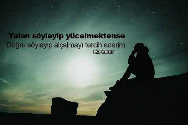 Yıldızlı gece manzarasında kayanın üzerinde oturan insan silüeti ve “Yalan söyleyip yücelmektense doğru söyleyip alçalmayı tercih ederim” sözü bulunan anlamlı paylaşım görseli.