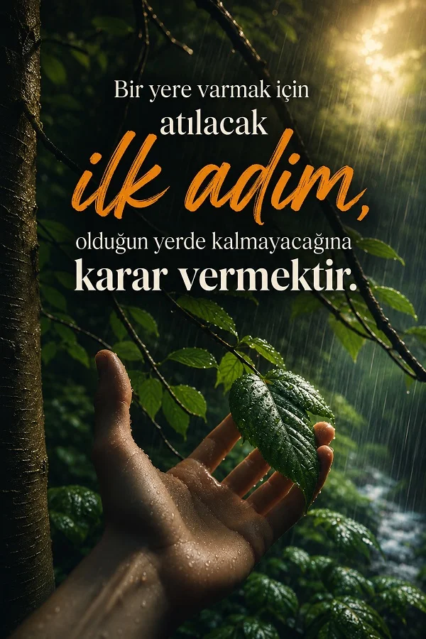 Yağmurlu ormanda yaprağa uzanan bir el ve “Bir yere varmak için atılacak ilk adım, olduğun yerde kalmayacağına karar vermektir” sözünün yer aldığı anlamlı görsel.