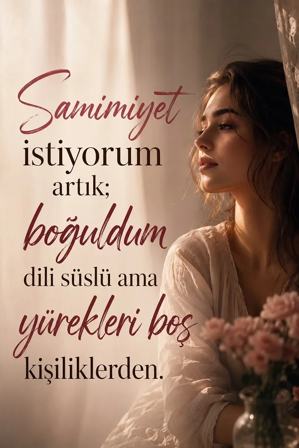 Pencere yanında duran genç kadın ve çiçekler eşliğinde “Samimiyet istiyorum artık; dili süslü ama yürekleri boş kişiliklerden boğuldum” sözünün bulunduğu görsel.