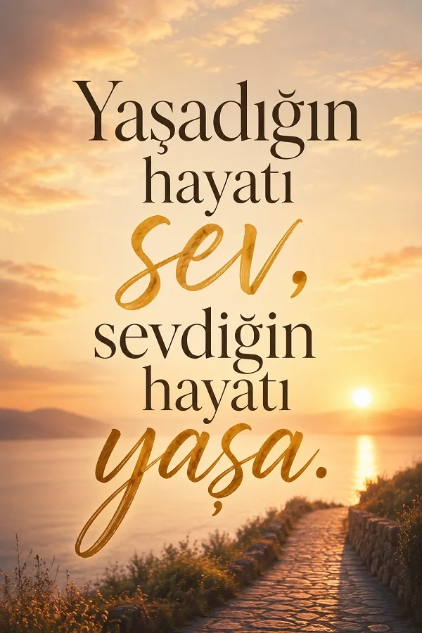 Deniz manzaralı gün batımı ve taş yol fonunda “Yaşadığın hayatı sev, sevdiğin hayatı yaşa.” sözü büyük puntolarla yazılmıştır.