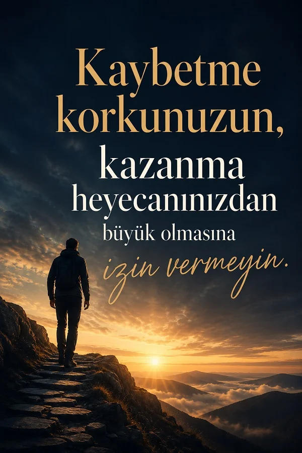 Dağ yolunda yürüyen bir insan silüeti ve gün batımı fonu üzerinde “Kaybetme korkunuzun, kazanma heyecanınızdan büyük olmasına izin vermeyin.” sözü yer alıyor.