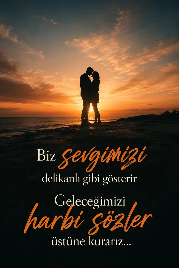 Gün batımında deniz kenarında duran çift silüeti üzerinde “Biz sevgimizi delikanlı gibi gösterir, geleceğimizi harbi sözler üstüne kurarız” sözünün yer aldığı romantik tasarım.