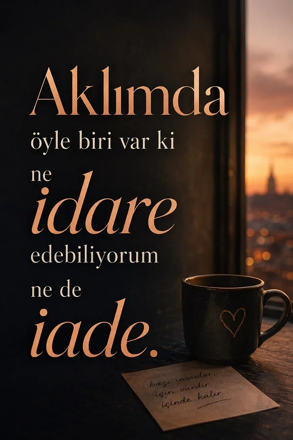Pencere önünde kahve fincanı ve not kağıdı bulunan görselde “Aklımda öyle biri var ki ne idare edebiliyorum ne de iade.” sözü yer alıyor.