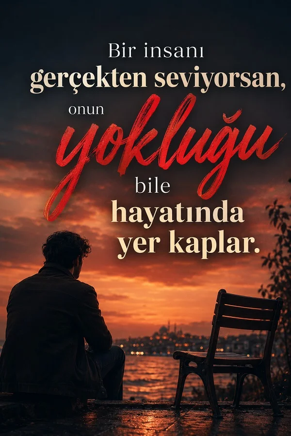 Gün batımında deniz kıyısında oturan bir adam ve boş sandalye bulunan, “Bir insanı gerçekten seviyorsan, onun yokluğu bile hayatında yer kaplar.” sözünün yer aldığı duygusal görsel.