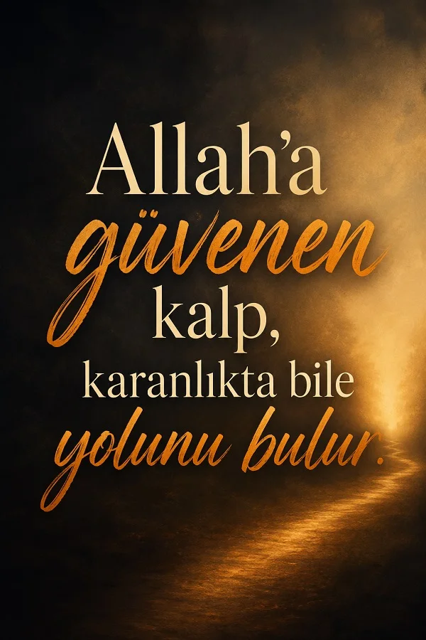 Karanlık bir yol ve uzakta parlayan ışık bulunan fonda “Allah’a güvenen kalp, karanlıkta bile yolunu bulur.” yazılı manevi söz görseli.