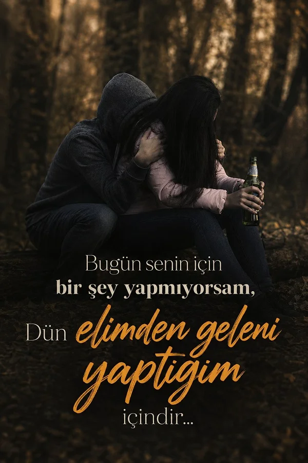 Ormanda yan yana oturan hüzünlü çift ve bugün bir şey yapmıyorsam dün elimden geleni yaptığım içindir sözünü anlatan duygusal görsel.