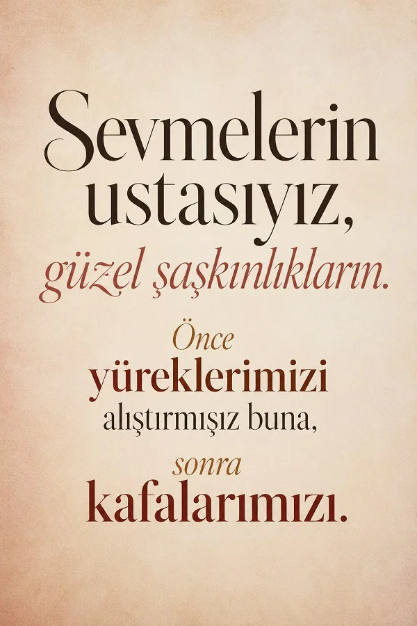 Açık tonlu sade arka plan üzerinde “Sevmelerin ustasıyız, güzel şaşkınlıkların” sözü.