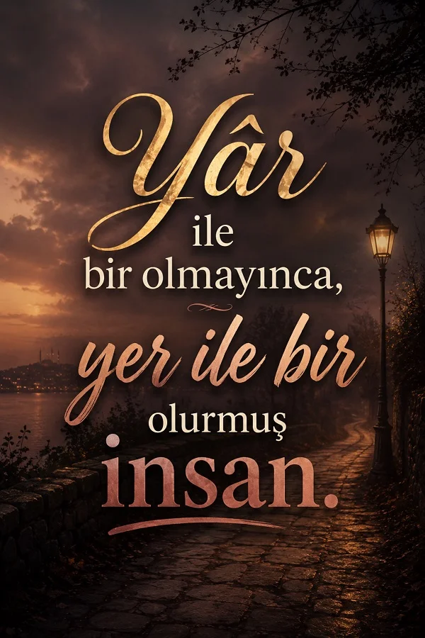 Akşam vakti taş yürüyüş yolu ve sokak lambası bulunan manzara üzerinde “Yâr ile bir olmayınca, yer ile bir olurmuş insan.” sözü.