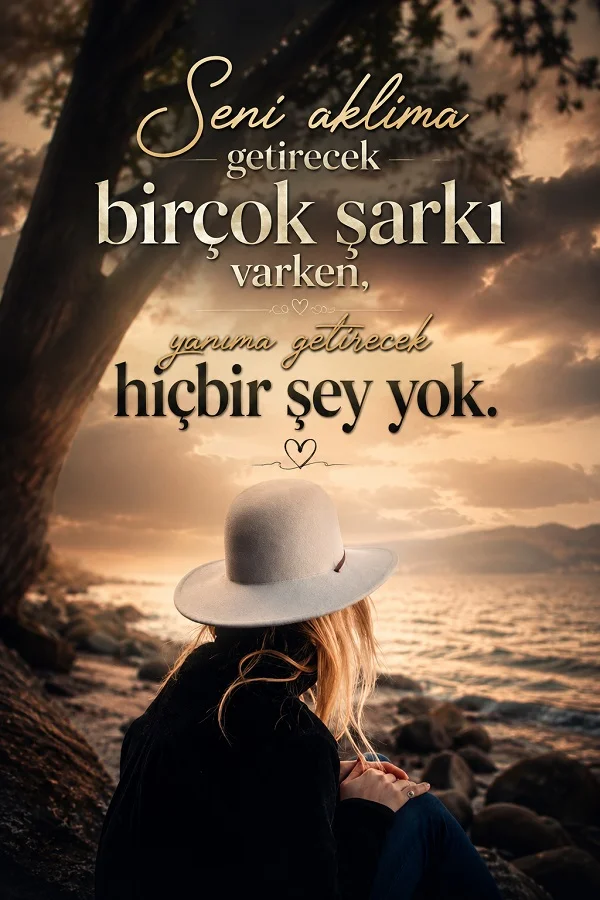 Deniz kenarında şapkalı bir kadının yalnız oturduğu sahnede “Seni aklıma getirecek birçok şarkı varken, yanıma getirecek hiçbir şey yok.” sözü.
