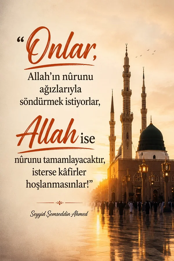 Mescid-i Nebevi manzarası üzerinde “Onlar, Allah’ın nurunu ağızlarıyla söndürmek istiyorlar, Allah ise nurunu tamamlayacaktır.” sözü yazılıdır.