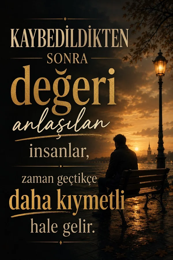 Gün batımında deniz kenarında bankta oturan adam ve “Kaybedildikten sonra değeri anlaşılan insanlar, zaman geçtikçe daha kıymetli hale gelir.” sözü.
