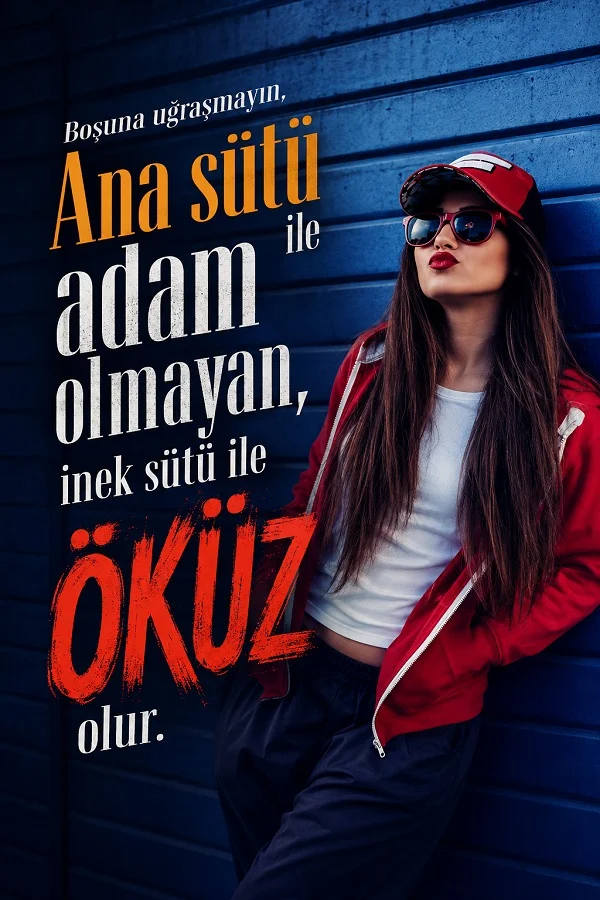 Mavi duvar önünde kırmızı şapkalı ve kırmızı ceketli kadın figürü yanında “Boşuna uğraşmayın. Ana sütü ile adam olmayan, inek sütü ile öküz olur.” sözü.