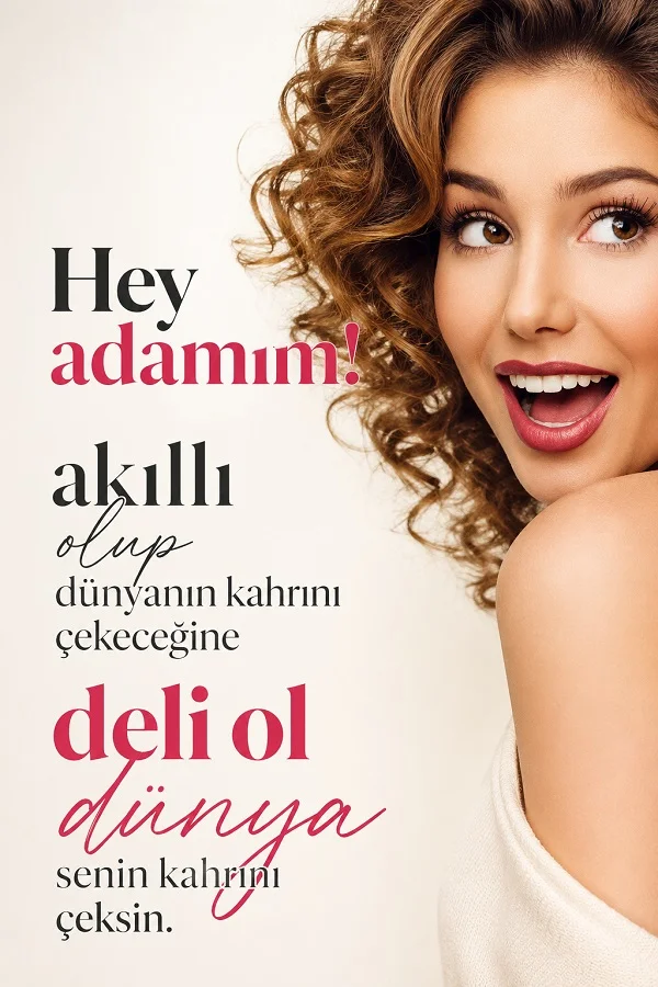 Kıvırcık saçlı ve gülümseyen genç bir kadın portresinin yanında, “Hey adamım! akıllı olup dünyanın kahrını çekeceğine deli ol dünya senin kahrını çeksin.” sözü yer alıyor.