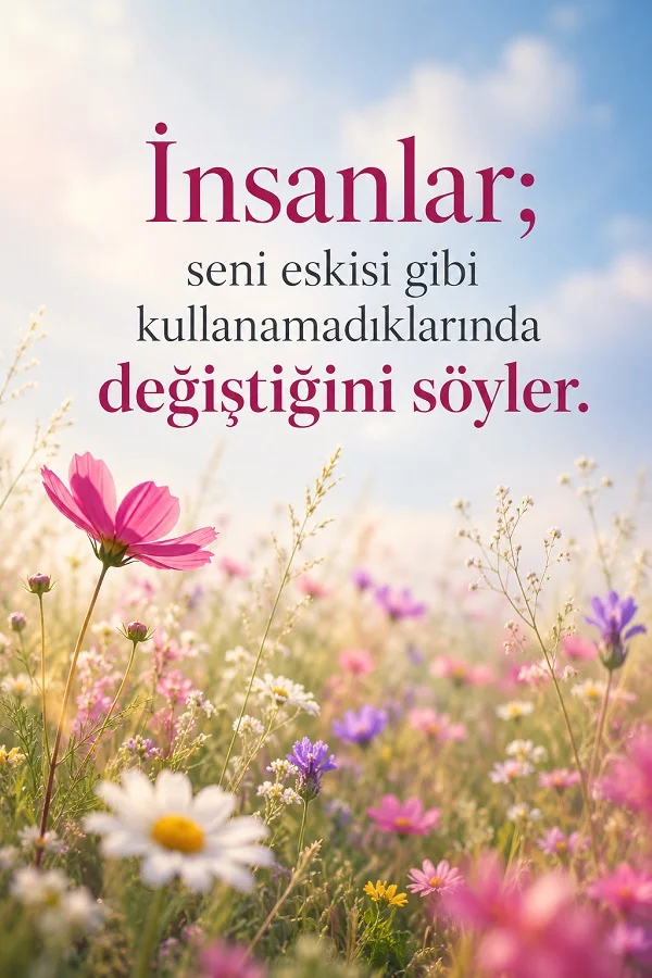 Bahar çiçekleri ve mavi gökyüzü arka planı üzerinde “İnsanlar; seni eskisi gibi kullanamadıklarında değiştiğini söyler.” sözü yer alan estetik motivasyon görseli.
